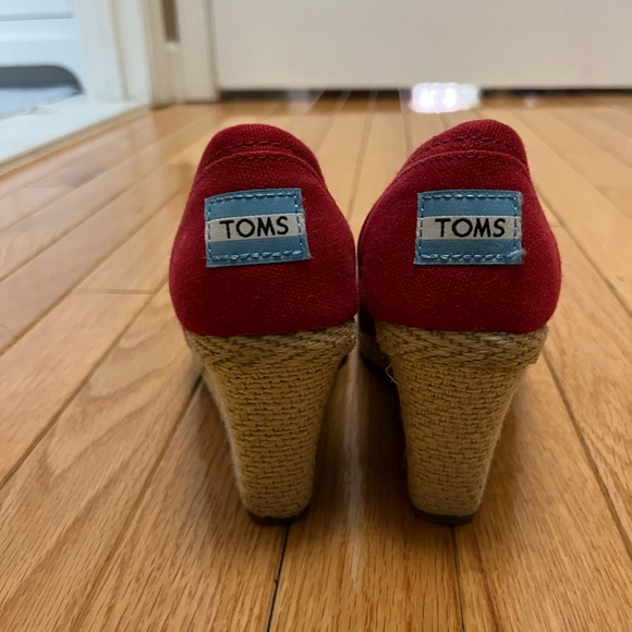 Size 5 red Tom wedges - Picture 2 of 3